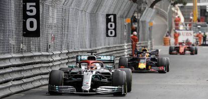 Hamilton lidera la carrera por delante de Verstappen y Vettel.