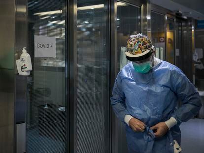 Un sanitario se ajusta el traje en la UCI Covid del Hospital Vall d'Hebron de Barcelona.
