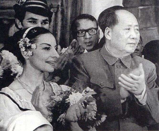 La bailarina cubana Alicia Alonso, junto a Mao Zedong (derecha), en 1964, tras una actuación.