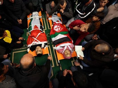 Varias personas velan los cuerpos de Ahmad Yaghi, de 17 años, e Ibrahim al-Titi, de 31, que murieron durante una incursión del ejército israelí en el campo de refugiados de al-Fawwar, al sur de Hebrón, en Cisjordania este martes.