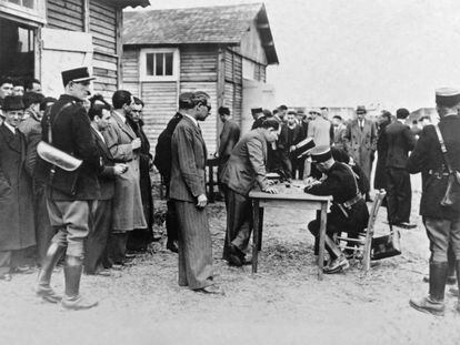 Policías franceses registraban a judíos extranjeros en Pithiviers para su posterior deportación, en mayo de 1941.