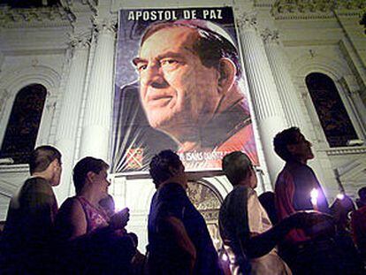 Una fotografía de Isaías Duarte, en la fachada de la iglesia de Cali en la que se celebró su funeral.