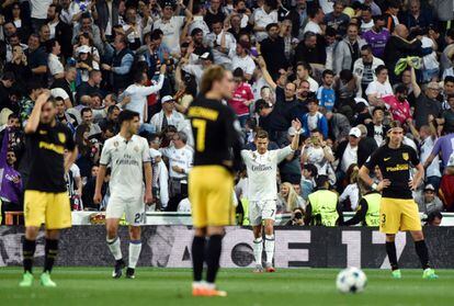 El delantero del Real Madrid Cristiano Ronaldo celebra su tercer gol contra el Atlético de Madrid.