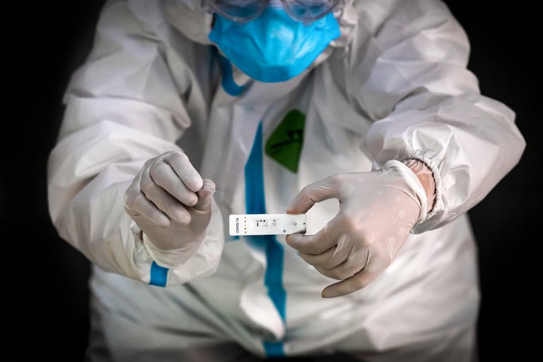 Sanitarios en un centro de salud de atención primaria con un test rápido para detectar coronavirus.