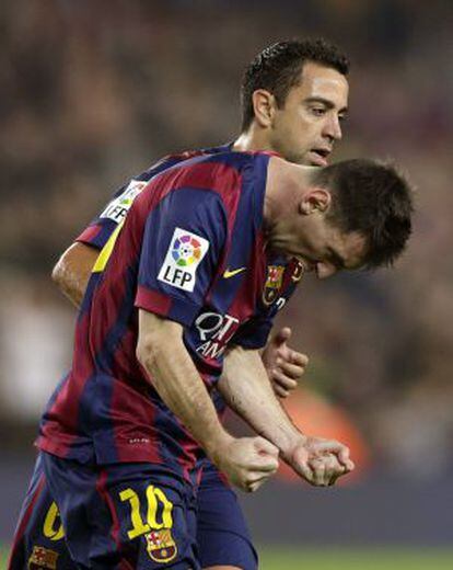 Messi celebra con rabia uno de sus goles al Sevilla en presencia de Xavi.