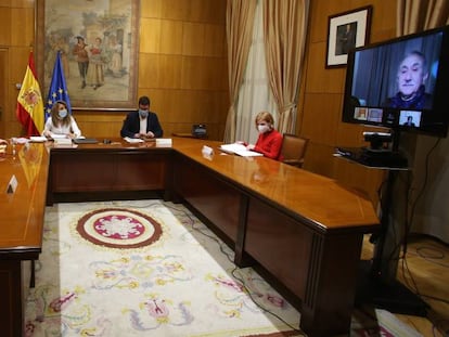 Imagen de la reunión de la ministra de Trabajo, Yolanda Díaz, con los responsables patronales y sindicales que acudieron a la reuión para fijar los temas de negociación del diálogos social para el semestre.