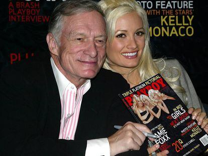 Hugh Hefner y Holly Madison, en 2005 con una revista.