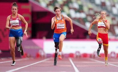 Noelle Lambert (EE UU), Fleur Schouten (Países Bajos) y Desirée Vila Bargiela (España), en los Juegos Paralímpicos de 2021. 