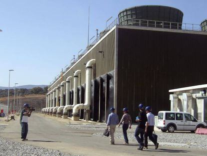 Varias personas junto a las torres de la Central Nuclear de Almaraz (CNA) en una imagen de archivo. 