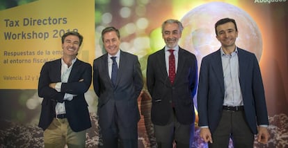 De izquierda a derecha, Federico Linares, Consejero Delegado de EY y Socio Director de EY Abogados; Santiago Menéndez, Director General de la Agencia Tributaria; Miguel Ferre, Senior Advisor de EY Abogados, y Ramón Palacín, Socio responsable de Fiscalidad Internacional de EY.