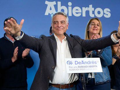 El candidato por el PP, Javier de Andrés, durante su intervención en Vitoria tras conocerse los resultados, el domingo.