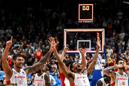 Los jugadores de la selección española celebran la victoria tras ganar ante Francia 88-76.