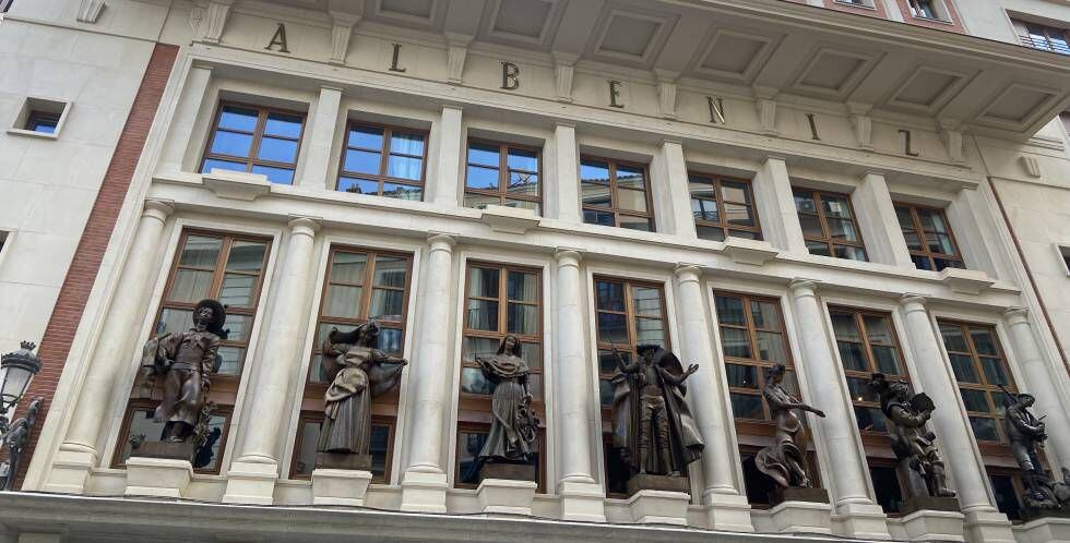 Fachada restaurada del Teatro Albéniz en Madrid
