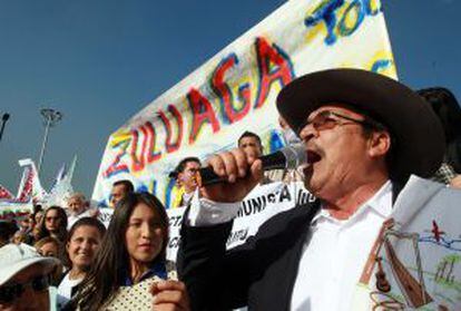 Decenas de seguidores del excandidato presidencial, Zuluaga se manifiestan frente a la Fiscalía.