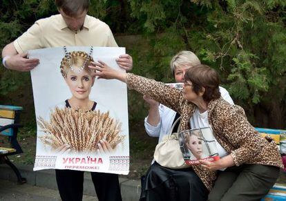 Seguidores de Timoshenko sostienen carteles con su retrato en la puerta del hospital al que ha sido trasladada.