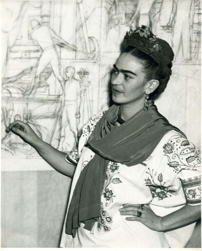 Frida frente al boceto del panel central del mural Pan American Unity, en el Auditorio del San Francisco City Collage. California, 1940.