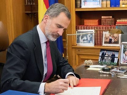 Felipe VI firma el nombramiento de Pedro Sánchez como presidente del Gobierno.