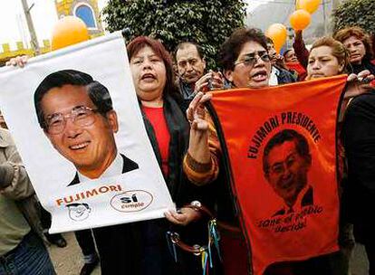 Partidarios de Fujimori se manifiestan ayer ante la sede policial en Lima donde está detenido el ex presidente.