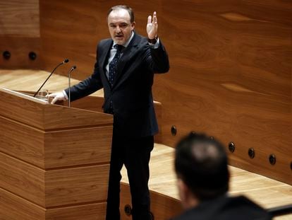 El portavoz de UPN en el Parlamento navarro, Javier Esparza (en pie) se dirige al del PSN, Ramón Alzorriz (de espaldas) durante el Pleno celebrado el 18 de enero.