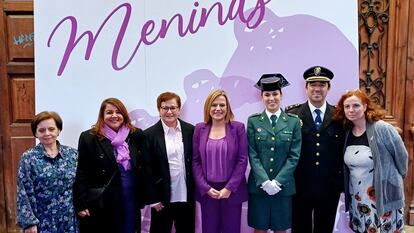 La delegada del Gobierno en la Comunidad Valenciana, Pilar Bernabé, junto a los premiados Meninas 2023.