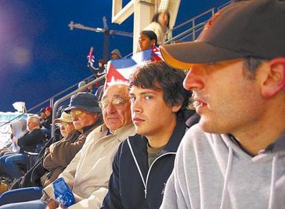 <b>"La mejor recompensa que se me ocurre es comprarle entradas para ver a los San Diego Padres, su equipo de béisbol favorito". Justin Halpern (con gorra, en primer plano) paga así a su padre, Sam (en medio de la foto, mirando a cámara), por su exitazo en Twitter.</b>
