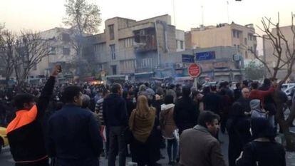 Protestas en Teherán, en una imagen obtenida de un vídeo colgado en redes sociales el 30 de diciembre.