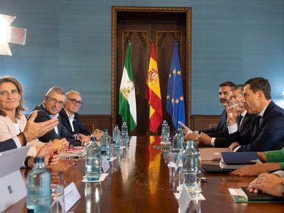 La ministra Teresa Ribera y el presidente andaluz, Juan Manuel Moreno (a la derecha), en la reunión de este martes en Sevilla.