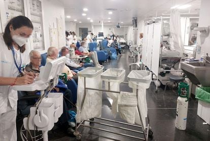 Patients and health workers in an intensive care unit of the emergency service of La Paz hospital in Madrid on Wednesday.