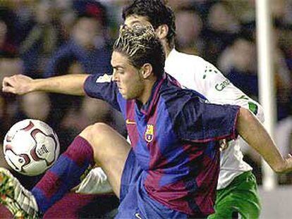 Sergio García controla la pelota ante Moratón.