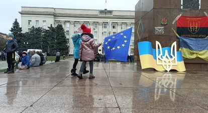 Unos niños ondean la bandera de la UE en Jerson, tras la liberation de la ciudad en noviembre.