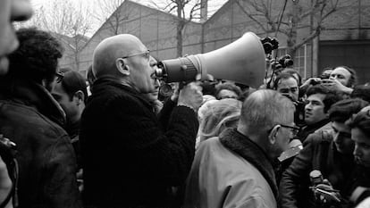 Michel Foucault, con megáfono, y Jean-Paul Sartre (a su derecha), en una manifestación en 1972 frente a la fábrica de Renault.