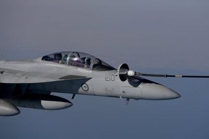 Un Super Hornet F / A-18F de la Real Fuerza Aérea Australiana (RAAF) maniobrando en posición para tomar combustible de un buque tanque de múltiples funciones de la RAAF KC-30A durante una operación aérea sobre una ubicación desconocida en Oriente Medio.