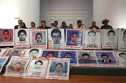 Familiares de los 43 estudiantes asesinados reclaman justicia.