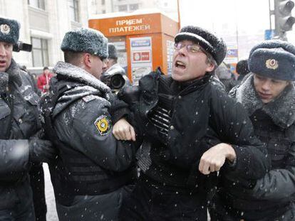 La polic&iacute;a rusa detiene a un manifestante frente a la Duma.