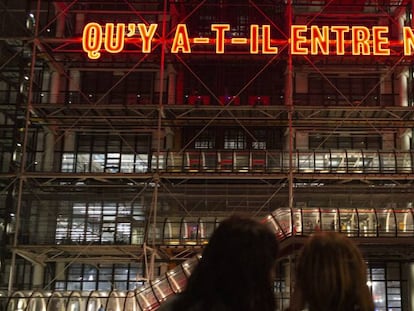 Dos visitantes observan la fachada del Centro Pompidou de París.