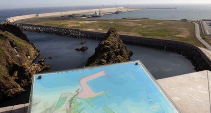 La ampliación del Puerto del Musel, en Gijón, origen de una demanda de 350 millones de euros en el que colabora un abogado del Estado en excedencia.