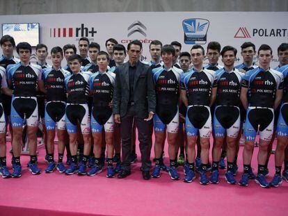 Contador, en el centro, rodeado de los juveniles y amateurs de los equipos de su Fundaci&oacute;n.
