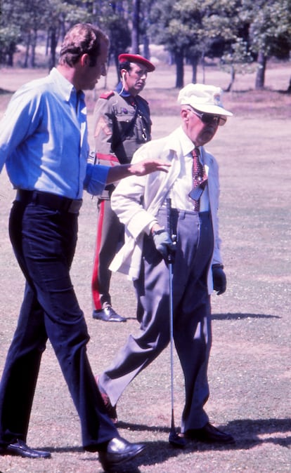 Don Juan Carlos and the dictator Francisco Franco portrayed by Gianni Ferrari playing golf in A Coruña, in 1974.