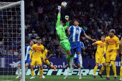 El portero del Barcelona Marc-Andre ter Stegen trata de atrapar el balón frente a Leandro Cabrera, del Espanyol.  