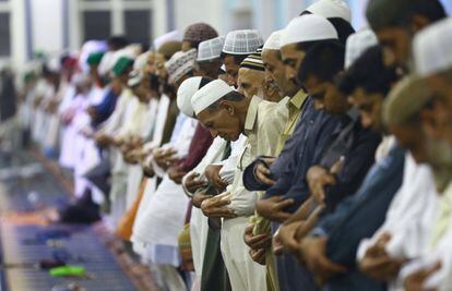 Decenas de personas rezan en una mezquita en Karachi (Pakistán), el 16 de mayo de 2018.