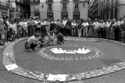 Los ciudadanos catalanes concentrados en la plaza de Sant Jaume (Barcelona) para pedir la libertad de Blanco. La banda terrorista amenazó con asesinarle si en el plazo de 48 horas, el Gobierno no reagrupaba en las cárceles vascas a los presos de ETA.