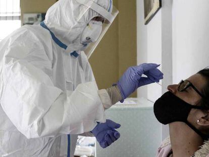 Un profesional sanitario realiza una prueba de Covid-19 este viernes en la localidad de Pavas, al oeste de San José (Costa Rica).