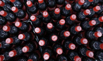 Botellas de Coca-Cola almacenadas en la planta de Utah, Estados Unidos, este viernes.
