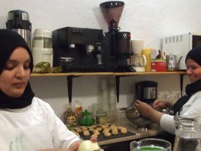 Dos mujeres en la cooperativa onubense Consumo Gusto.