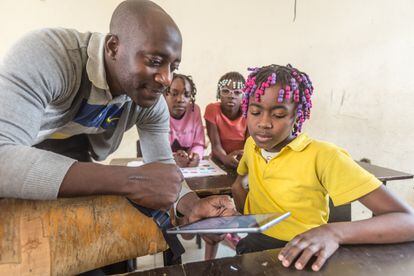 ProFuturo lucha contra la brecha educativa, facilitando el acceso a una educación de calidad a estudiantes que viven en entornos vulnerables. En la imagen, una escuela de Angola.