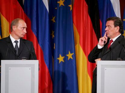 El presidente ruso, Vladímir Putin, con el entonces canciller alemán, Gerhard Schröder, en septiembre de 2005 en Berlín tras firmar un acuerdo para la construcción de un gasoducto.