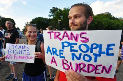 Protesta en Washington contra el veto a las personas transgénero en el Ejército de Trump.