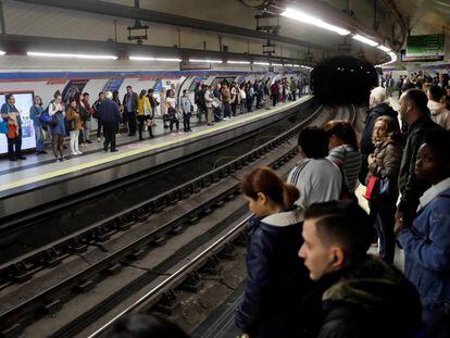 Pasajeros en hora punta en la parada de metro de Sol, durante la huelga de maquinistas que coincide con el centenario de Metro de Madrid.