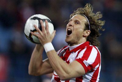 Forlán celebra su gol.