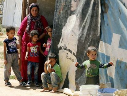 Una mujer y varios niños sirios del campo de refugiados libanés de Saadnayel.